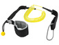 Eine gelbe Spiralleine mit einem Armband für Wassersport.