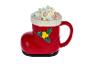 Rote Weihnachtsstiefel-Tasse mit Schlagsahne und bunten Marshmallows