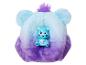 Blaues und lila Plüschtier mit einer Care Bear Figur
