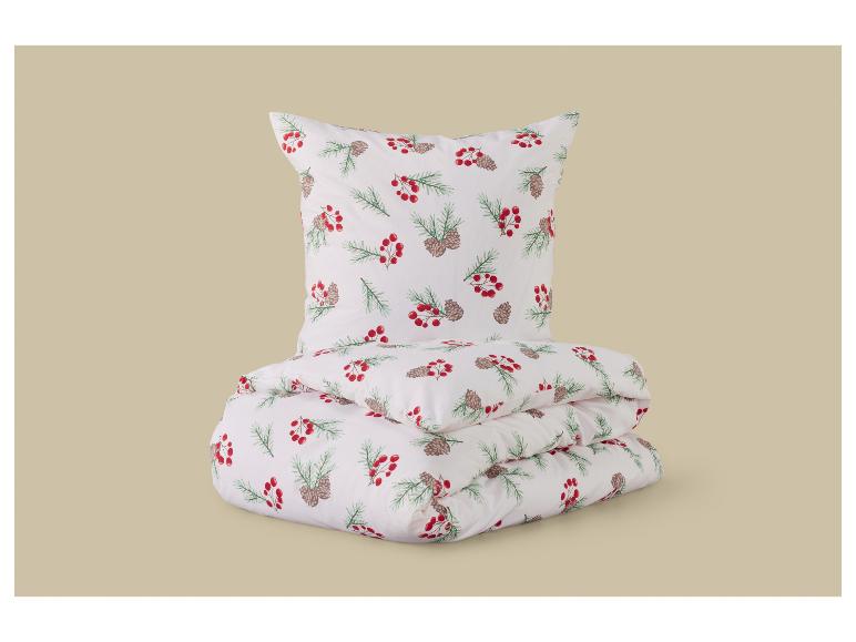 Weiße Bettwäsche mit Weihnachtsmotiv aus Beeren und Tannenzweigen.