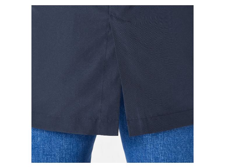 Der Saum einer dunkelblauen Jacke, getragen mit blauer Jeans.