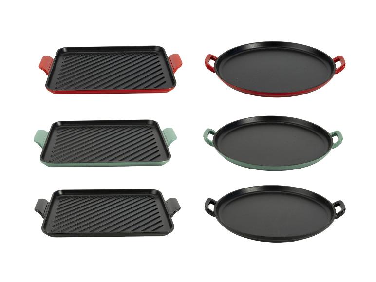Drei rechteckige Grillpfannen und drei runde Pfannen in Rot, Grün und Schwarz.