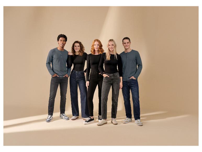 Fünf lächelnde Models präsentieren Jeans und Langarmshirts vor beigem Hintergrund.