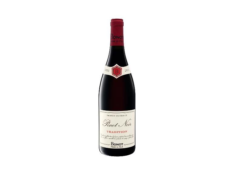 Rotweinflasche mit weißem Etikett 'Pinot Noir Tradition' und roter Folienkapsel.