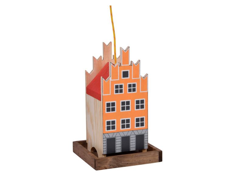 Holzspielzeughaus mit orangenen Fassaden und einem roten Dach.
