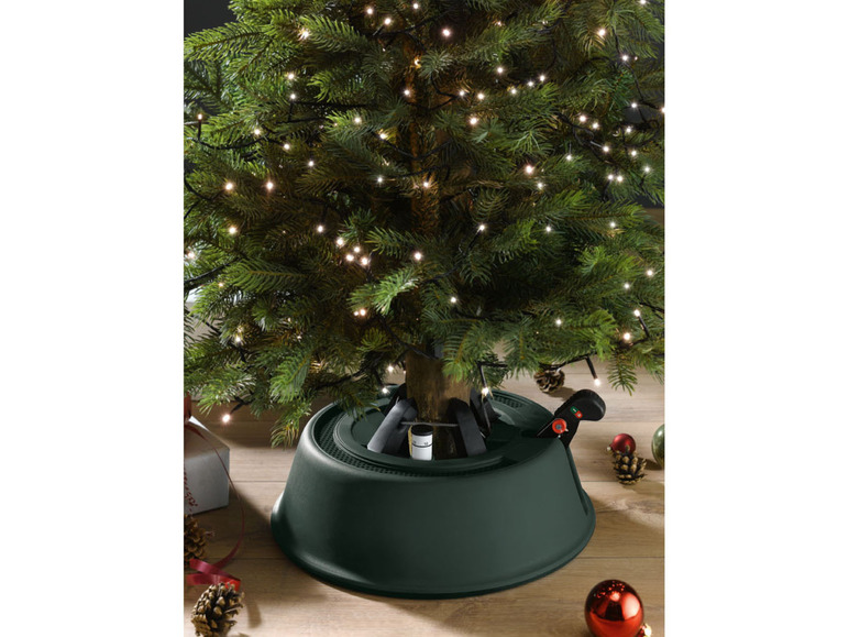 Weihnachtsbaum mit grünem Ständer und Lichterkette.