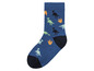 Eine blaue Socke mit Dinosauriern