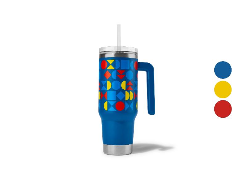 Blauer Reisebecher mit Henkel und Strohhalm, verziert mit bunten geometrischen Mustern.