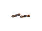 Zwei orange-schwarze Spielzeug-Rennwagen mit bunten Rädern auf weißem Hintergrund.