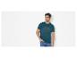Mann in einem petrolfarbenen T-Shirt mit „SUNSHINE make your own“-Aufdruck und blauen Jeans