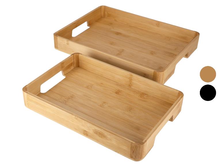 Zwei Bambustabletts in verschiedenen Größen mit ausgeschnittenen Griffen.