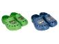 Zwei Paar Kinderclogs, ein grünes mit „Craft Without Limits“-Design und ein blaues mit Charakterdesign.