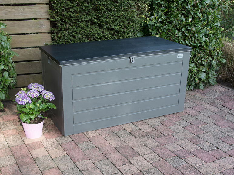 Eine graue Keter Aufbewahrungsbox im Garten.