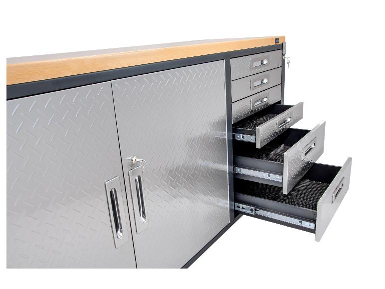 Metallschrank mit Holzplatte und offenen Schubladen