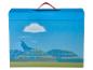 Blaue Box mit rotem Griff und einer Landschaft aus Hügeln mit Häusern und Bäumen