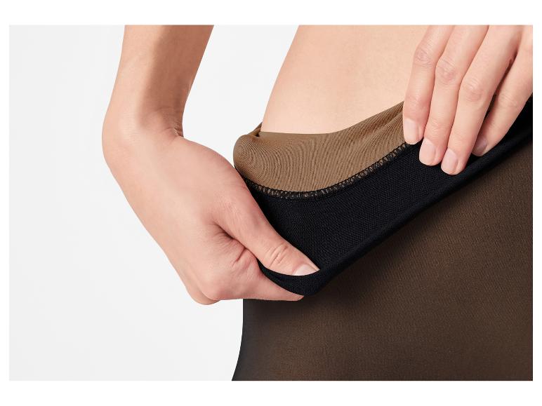 Eine Person zieht am oberen Rand einer braunen Strumpfhose.