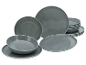 Graues Geschirr-Set: flache Teller, tiefe Teller und Schüsseln.