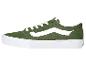 Grüne Sneaker mit weißen Schnürsenkeln und weißer Sohle