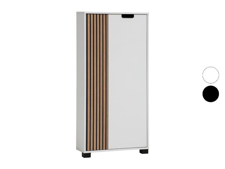 Weißer Schuhschrank mit Holzlamellen und schwarzem Griff.