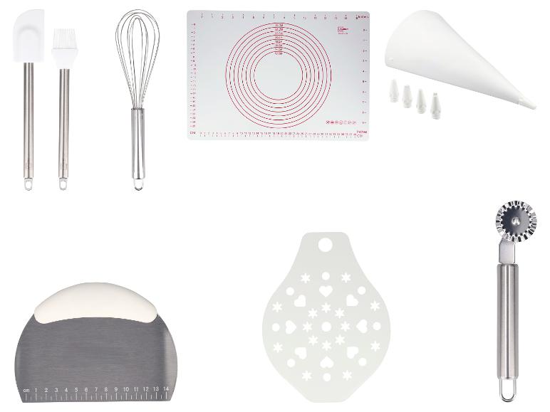 Ein Set Backutensilien, darunter ein Teigschaber, Schneebesen, Spritzbeutel und eine Messmatte.