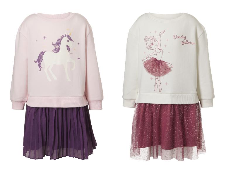 Zwei Kinderkleider: ein rosa Einhornkleid und ein weißes Ballerinakleid.