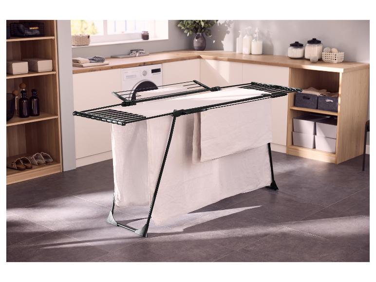 Schwarzer Wäscheständer Black XL in einer Waschküche mit trocknender Wäsche.