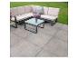 Eck-Gartenlounge-Set mit Couchtisch auf einer Platten-Terrasse.