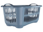 Ein blauer Plastik-Wäschekorb mit Griffen.