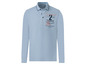 Ein hellblaues Poloshirt mit langen Ärmeln mit einem Aufdruck eines Ruderclubs.