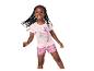Lächelndes Mädchen in rosa T-Shirt und geblümten Shorts mit dem Text „COOL and KIND“.