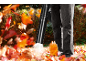 Laubbläser beseitigt herabgefallenes Laub im Herbst.