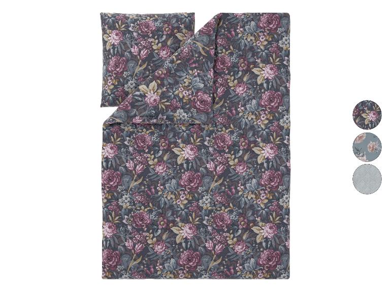 Dunkle Blumenbettwäsche mit rosa und blauen Blumenmustern und Stoffmustern.