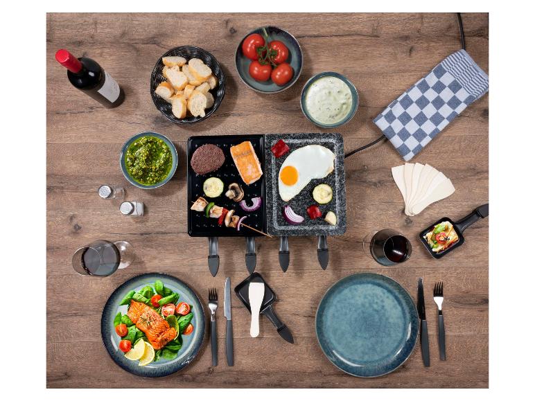Raclette-Grill mit verschiedenen Zutaten wie Lachs, Fleisch, Gemüse und Saucen.