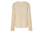 Ein cremefarbener Pullover mit Zopfmuster.