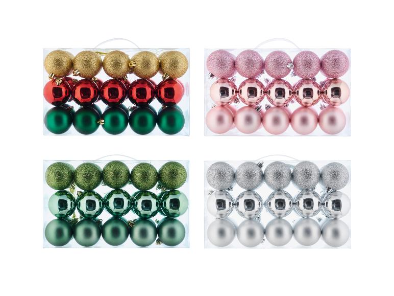 Vier Sets Weihnachtskugeln in transparenten Boxen, in verschiedenen Farben und Ausführungen.