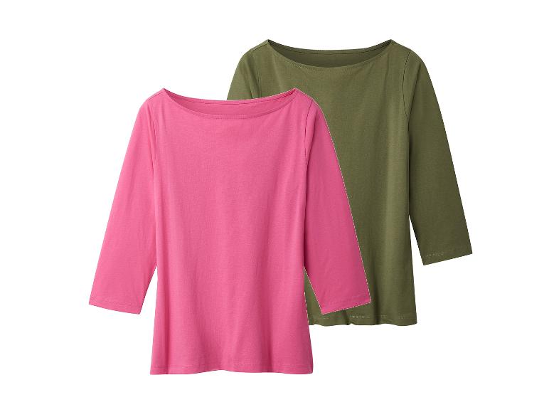 Zwei Damen-Oberteile mit 3/4-Ärmeln, eines in Pink und eines in Olivgrün.