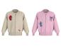 Zwei Kinder-Bomberjacken, eine beige mit Spinnenmaske, eine rosa mit zwei Alien-Charakteren.