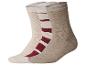 Drei Socken, eine beige, eine rot-weiß gestreift und eine hellbraun.