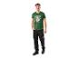 Mann in grünem T-Shirt mit Werkzeugaufdruck und schwarzer Arbeitshose.