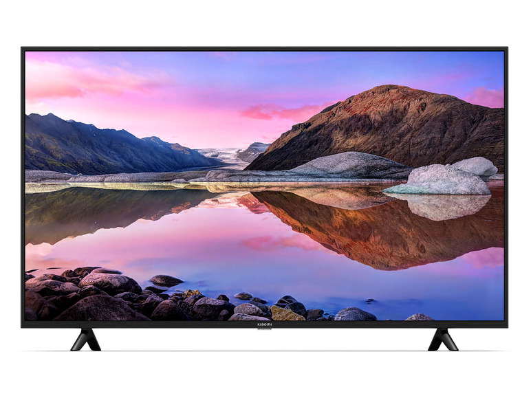 Ein schwarzer Xiaomi Fernseher mit einem Bild von einer Berg- und Wasserlandschaft.