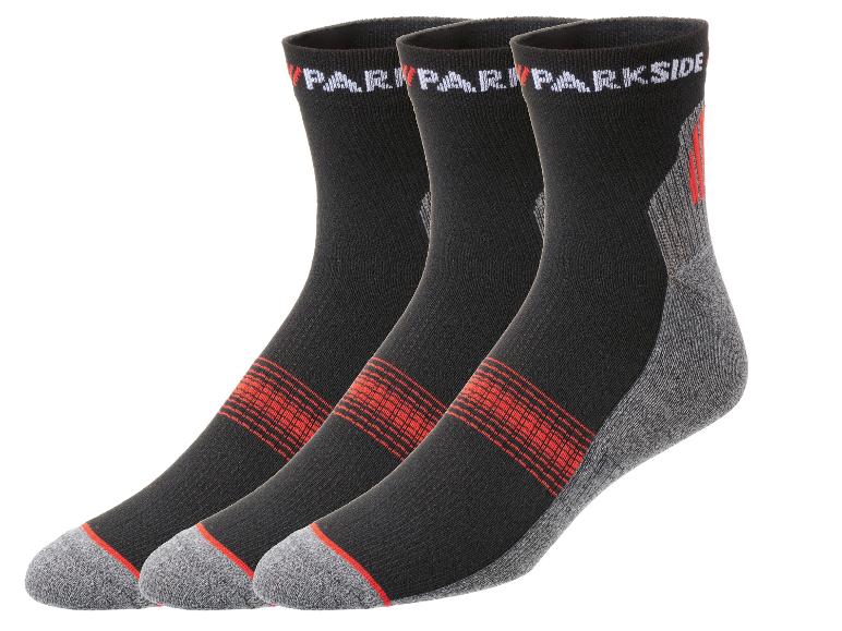 Drei Paar schwarze Socken von Parkside mit roten Streifen.