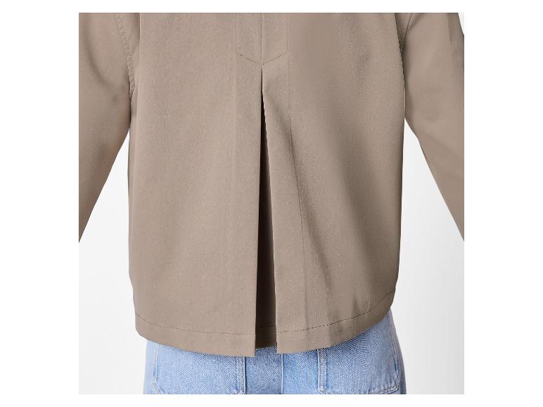 Rückenansicht einer beigen Damenbluse mit Falte, getragen über blauen Jeans.