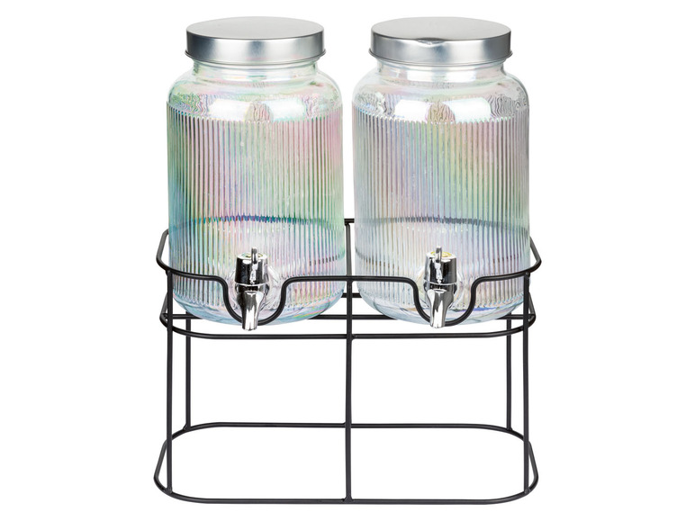 Zwei gläserne Karaffen mit Hahn auf einem Metallgestell.