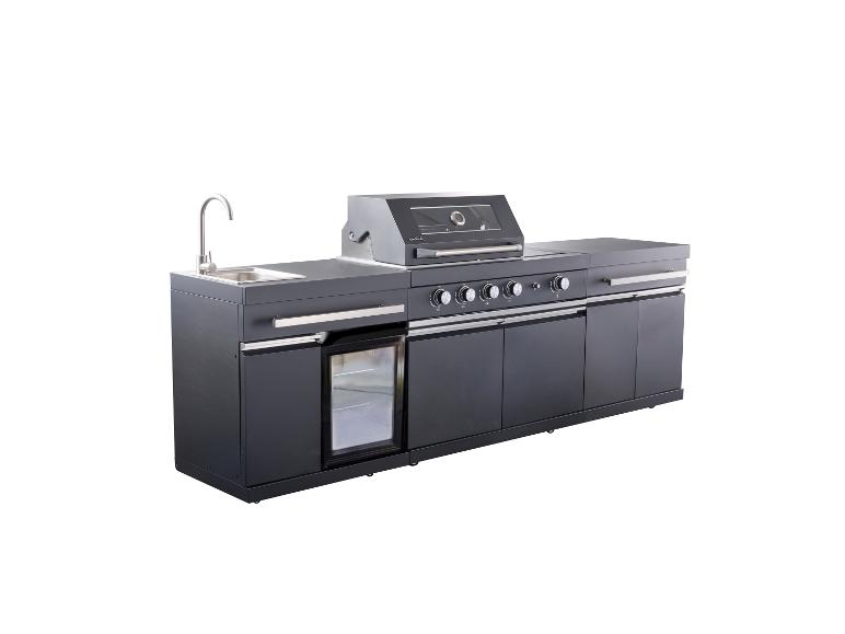 Outdoor-Küche mit Grill, Spüle und Kühlschrank in Dunkelgrau.