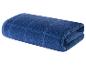 Dunkelblaues Badetuch, gerollt.