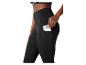 Schwarze Sportleggings mit Seitentasche und Smartphone, getragen von einer Frau.