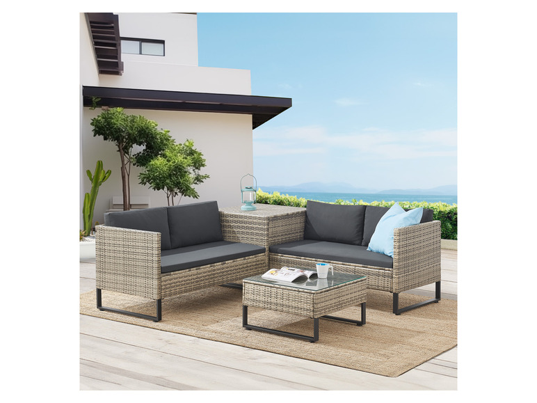 Ein Wicker-Loungeset mit zwei Sofas und einem Couchtisch auf einer Terrasse.