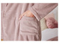 Ein weicher rosa Bademantel mit einer Tasche