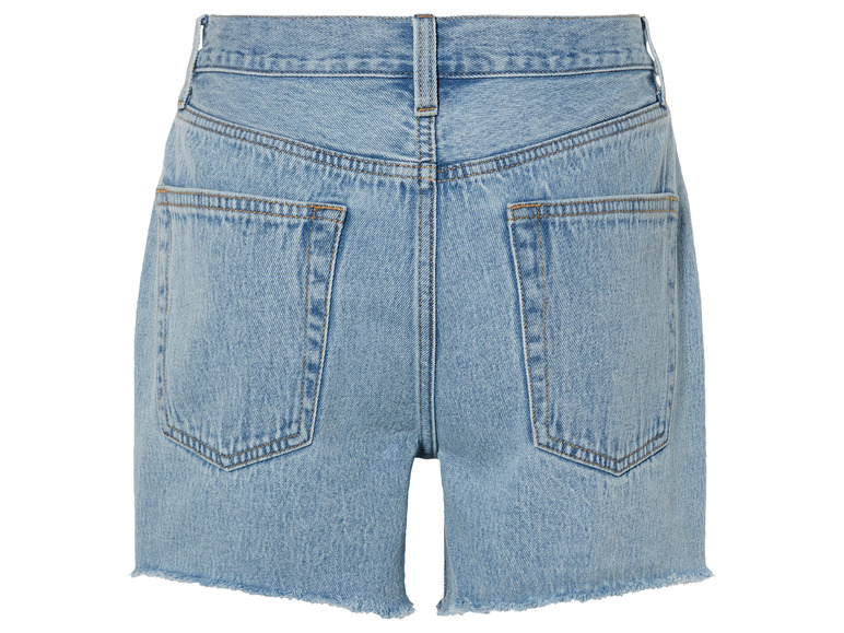 Eine hellblaue Jeans-Shorts mit Fransen.