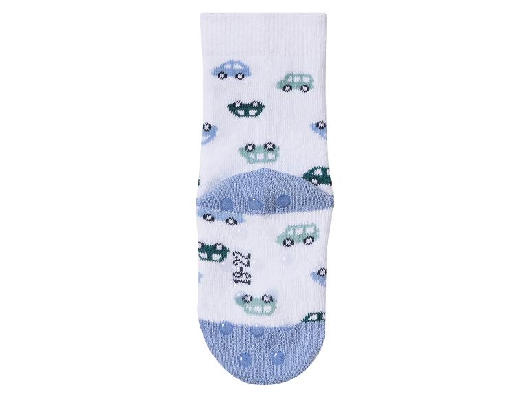 Weiße Kindersocken mit blauem und grünem Automuster und Anti-Rutsch-Sohle.